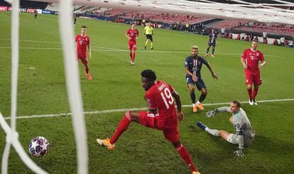 Eric Maxim Choupo-Moting, jugador del PSG, amaga un gol fallido en la portería del Bayern en la final de la Champions, el pasado domingo en Lisboa