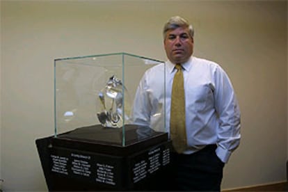 Larry Bulinsky, junto a una escultura en recuerdo de los empleados de su empresa fallecidos el 11-S. PLANO MEDIO - RETRATO