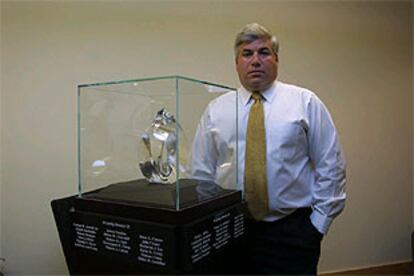 Larry Bulinsky, junto a una escultura en recuerdo de los empleados de su empresa fallecidos el 11-S. PLANO MEDIO - RETRATO