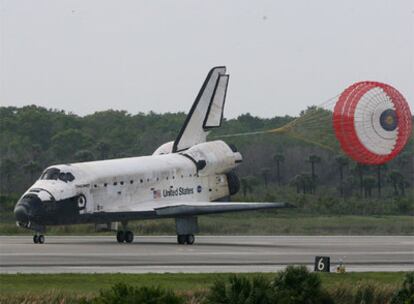 El transbordador espacial 'Discovery', tras aterrizar en el Centro Espacial Kennedy, en Florida.