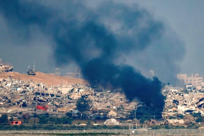 Un tanque de batalla israelí durante un bombardeo del ejército de Israel  a lo largo de la frontera con el norte de la Franja de Gaza. 
