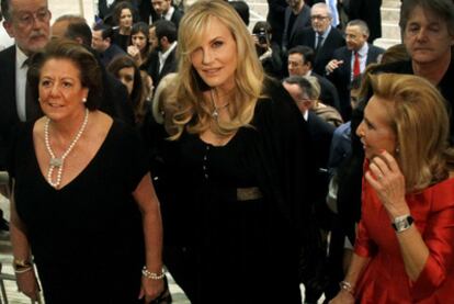 The Valencia Mayor Rita Barberá (l) with Hollywood star Daryl Hannah.