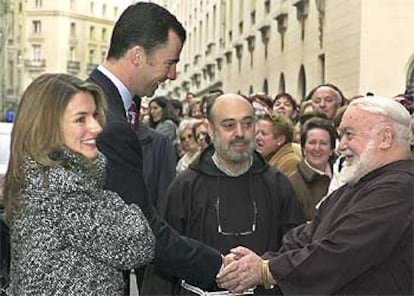 El príncipe Felipe y su prometida, Letizia Ortiz, saludan a unos frailes capuchinos.