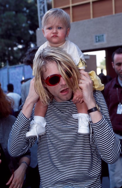 Kurt Cobain y su hija Frances Bean Cobain en el anfiteatro Gibson en California (Estados Unidos).