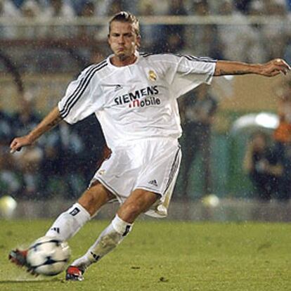 Beckham golpea el balón en la falta que supuso su primer gol como jugador del Madrid.