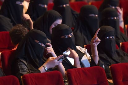 Mujeres saud&iacute;es asisten a un festival de cortos el pasado 20 de octubre en el centro cultural King Fahad de Riad, en lo que se esperaba que fuera el levantamiento de la prohibici&oacute;n de los cines.