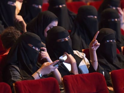 Mujeres saudíes asisten a un festival de cortos el pasado 20 de octubre en el centro cultural King Fahad de Riad, en lo que se esperaba que fuera el levantamiento de la prohibición de los cines.