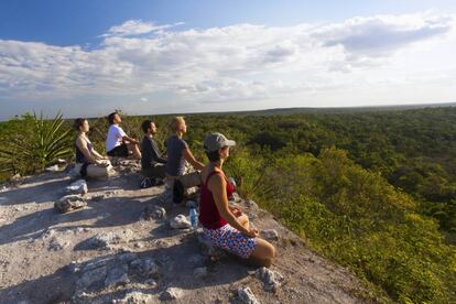 Sesión de meditación en lo alto del Templo de los monos, en el El Mirador (Guatemala).