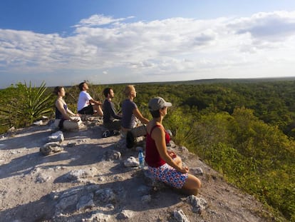 Sesión de meditación en lo alto del Templo de los monos, en el El Mirador (Guatemala).