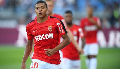 Mbappé, con el Mónaco antes de la final de la Supercopa de Francia.