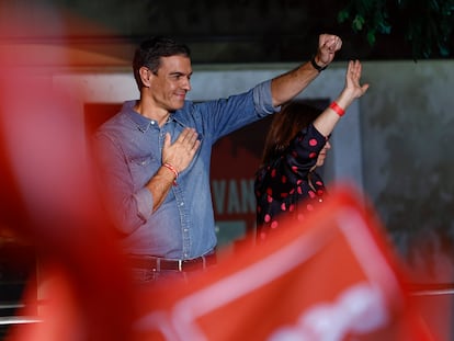 Pedro Sánchez celebra en la sede del PSOE los resultados electorales.