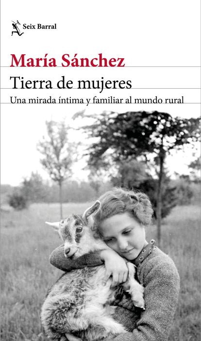 Una mirada feminista del campo. Hija y nieta de veterinarios de campo, vinculados a la tierra y a los animales, María Sánchez es la primera mujer en su familia en dedicarse a un oficio desempeñado tradicionalmente por hombres. En Tierra de mujeres (Seix Barral) narra su día a día como veterinaria recorriendo España en una furgoneta mientras visita a ganaderos y pastores. En este personalísimo ensayo, la escritora se propone servir de altavoz y dar espacio a todas las mujeres silenciadas en los campos españoles, a todas aquellas que tuvieron que renunciar a una educación y a una independencia para trabajar la tierra y cuidar de sus familias. Precio: 17 euros.