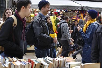 A pesar del temporal, al ambiente es concurrido y festivo.