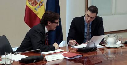 Pedro Sánchez y el ministro de Sanidad, Salvador Illa, durante la conferencia con los presidentes autonómicos de este domingo.