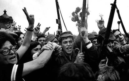 Soldados y civiles celebran la victoria del levantamiento militar que acabaría con la dictadura de Marcelo Caetano.