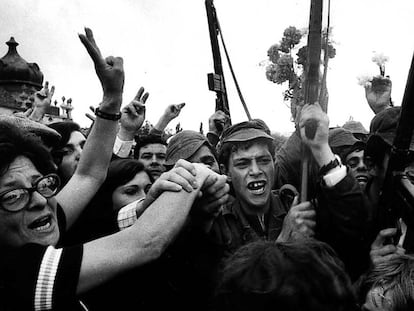 Soldados y civiles celebran la victoria del levantamiento militar que acabaría con la dictadura de Marcelo Caetano.