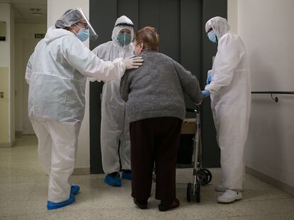 Voluntarios de la ONG Proactiva Open Arms ayudan a las residencias en el traslado de ancianos del Sistema de Emergencies Mediques (SEM).