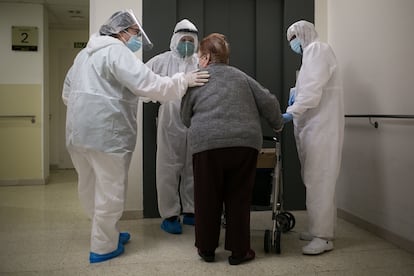 Voluntarios de la ONG Proactiva Open Arms ayudan a las residencias en el traslado de ancianos del Sistema de Emergencies Mediques (SEM).