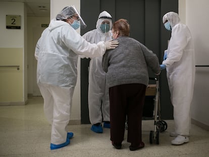 Voluntarios de la ONG Proactiva Open Arms ayudan a las residencias en el traslado de ancianos del Sistema de Emergencies Mediques (SEM).