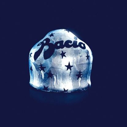 Un Bacio Perugina. La introducción del papel color plata de los Baci se debe al futurista Federico Seneca, uno de los dibujantes italianos para publicidad más importantes de los años veinte del siglo pasado. Las estrellas azules aparecieron por primera vez en 1968.