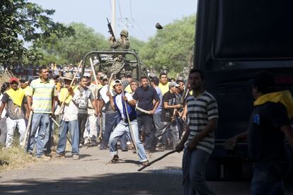 Caravana de autodefensas camino de Apatzing&aacute;n el s&aacute;bado 26 e ocutbre de 2013.