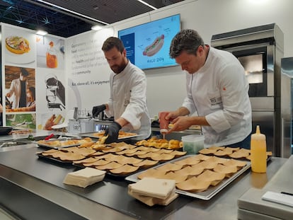 Dos chefs del centro de innovación del Basque Culinary Center preparan perritos calientes elaborados con proteína a base de hongos.