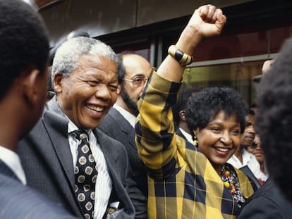 Nelson y Winnie Mandela a la salida de un tribunal de Johanesburgo en 1991, tras la apelaci&oacute;n que redujo a una multa la pena de c&aacute;rcel para Winnie por secuestro. 