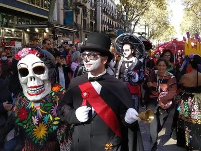 Miembros de El Grito de México durante un desfile del Día de los Muertos, en Barcelona.