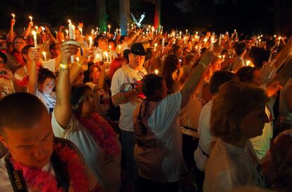 Los amantes del músico en Memphis, portando velas para conmemorar el 35 aniversario de su muerte. Más de 7.000 personas permanecieron toda la noche ante la mansión para rendir tributo al 'rey'.