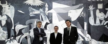 De izquierda a derecha, los directores de los museos Thyssen, Reina Sofía y el Prado (Guillermo Solana, Manuel Borja-Villel y Miguel Zugaza), ante el 'Guernica' en 2012.