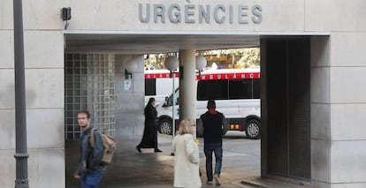 Entrada de urgencias del Hospital Clínico Universitario de Valencia, en una imagen de archivo.