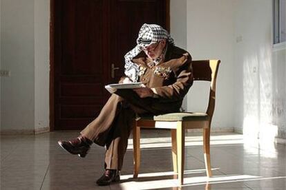 El líder palestino escribía el pasado agosto sentado en una sala de  su oficina de la ciudad palestina de Ramala.