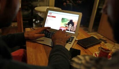 Un ciudadano navega en su ordenador por la página de Youtube.
