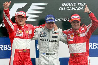 Kimi Raikkonen celebra en el podio del GP de Canadá su triunfo junto a Michael Schumacher y Rubens Barrichello.