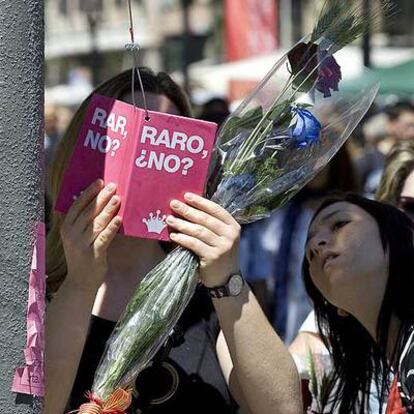 Dos asistentes a Sant Jordi en las Ramblas.