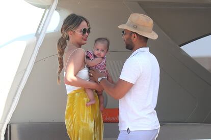 El cantante John Legend, su esposa la modelo Chriss y su hija Luna en un yate en Saint Tropez. 