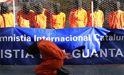 Amnistía Internacional escenificó en el Portal de l&#39;Àngel la situación de los presos de Guantánamo.