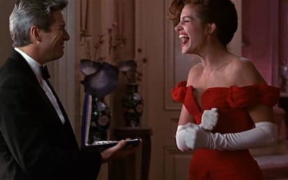 <p>No es la primera vez que una de las escenas más recordados de una película es fruto de la capacidad de improvisación del actor que lo protagoniza. En el caso de 'Pretty woman' (1990), Richard Gere (1949, EE UU), que interpretaba al millonario Edward Lewis, tuvo a bien cerrar de golpe la caja donde estaba el collar de diamantes que iba a regalar a Julia Roberts (1967, EE UU), la prostituta Vivian Ward en la película, justo cuando ella se disponía a tocarlo. Este gesto espontáneo que no estaba guionizado provocó que Roberts, sorprendida ante la ocurrencia de Gere, soltara una carcajada tan natural que el director, Garry Marshall, decidió incluirlo en la película. <p><a href="https://www.youtube.com/watch?v=_pQRfqrZRPk" target="_blank">Aquí</a> la gracieta de Richard Gere.</p>