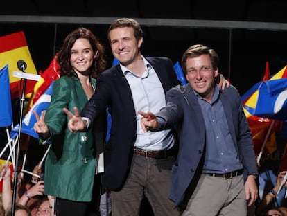 Los candidatos del PP a la Comunidad de Madrid, Isabel Díaz Ayuso, y al Ayuntamiento, José Luis Martínez-Almeida (d), y el presidente del PP, Pablo Casado, en la sede del PP en Génova, en la celebración de los resultados de las elecciones municipales, autonómicas (y europeas) del 26-M, en mayo de 2019.