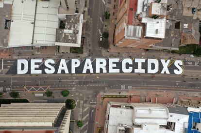 Un graffiti que hace referencia a personas reportadas como desaparecidas durante las protestas contra el gobierno del presidente Iván Duque, en una calle principal de Bogotá, el 21 de mayo de 2021.