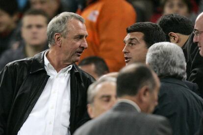 Johan Cruyff y Joan Laporta charlan en el palco del Camp Nou.