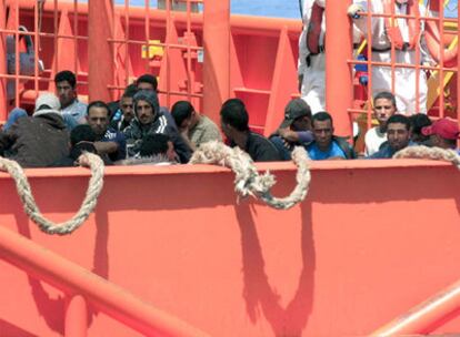 Llegada al puerto de Algeciras de los inmigrantes que viajaban en una de las dos embarcaciones interceptadas frente al Campo de Gibraltar.