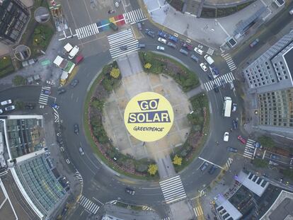 Imagen tomada con un dron del cartel a favor de la energía solar colocado por la organización ecologista Greenpeace en la glorieta Schuman en Bruselas (Bélgica).