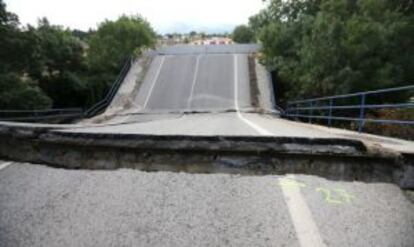 Puente derruido en la carretera M-527 de Collado Villalba.
