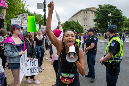 Elizabeth White canta durante una manifestación por el derecho al aborto frente a la Corte Suprema de los Estados Unidos en Washington.