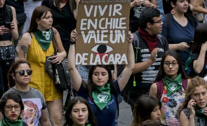 Un manifestante sujeta un cartel en el que se lee: