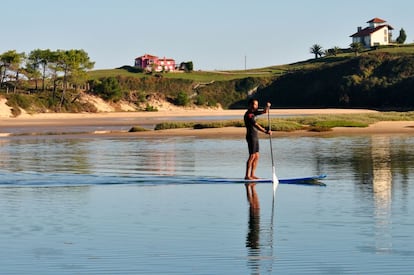 El paddle surf (surf a remo) o stand-up-surf (SUP) es actualmente uno de los deportes de mayor crecimiento. Uno se desliza de pie o de rodillas sobre tablas anchas y pesadas que permiten permanecer estable sobre el oleaje. En el parque natural de Oyambre, Oyambre Surf (oyambresurf.com) propone un relajante recorrido durante la pleamar descubriendo los secretos de la ría de la Rabia, entre dunas, al paso de las garzas y las ánades reales.