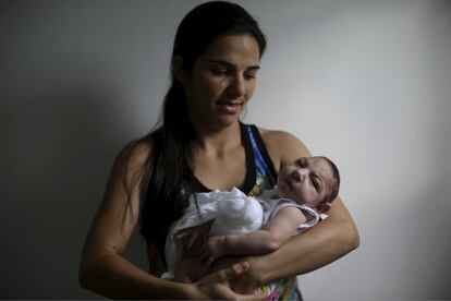 Ana Angélica Gomes, de 25 años, posa con Ana Havilla, de 2 meses edad, que es su segundo hijo y nacido con microcefalia, en el hospital Pedro I en Campina Grande, Brasil. 
