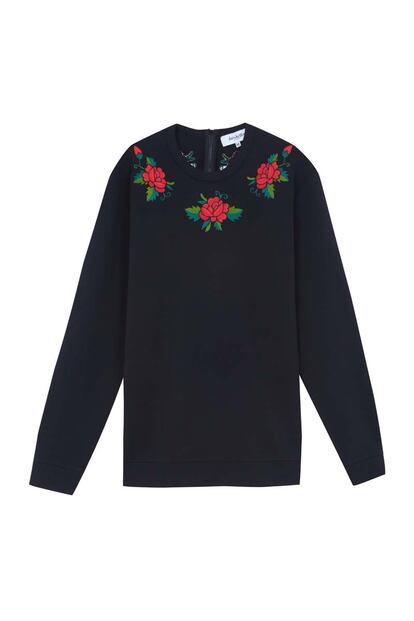 Sudadera negra con estampado de flores rojas de David Delfín (210 euros).