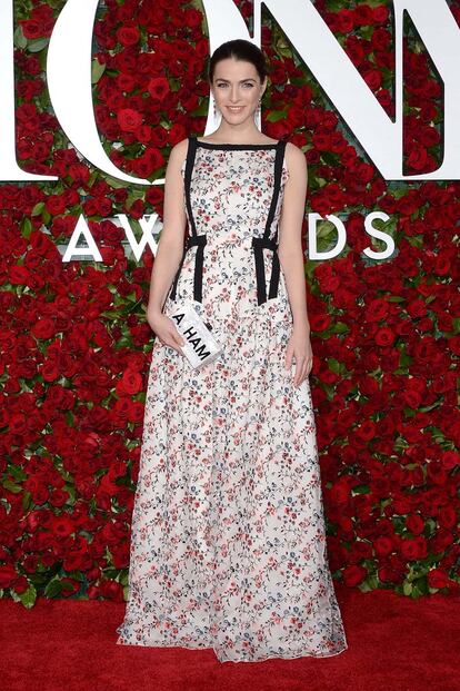 Bee Shaffer, hija de Anna Wintour, eligió un floral diseño y clutch de Edie Parker.